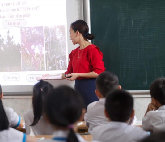 Giáo viên muốn đăng kí dạy thêm ngoài trường cần làm những thủ tục gì?