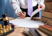 Tôi nên bắt đầu từ đâu khi muốn khởi kiện?