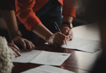 Các yếu tố cần xem xét khi chọn luật sư hoặc về chi phí thuê luật sư